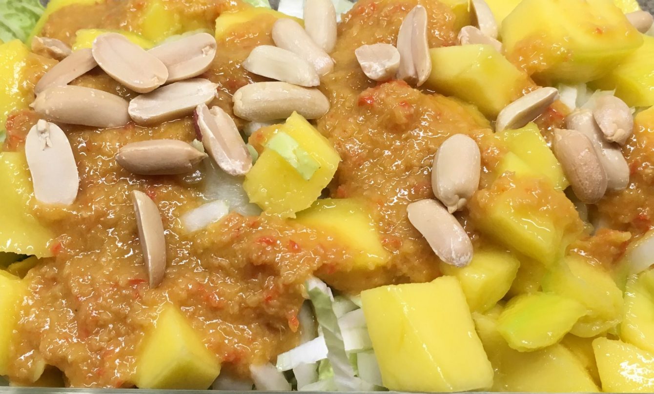 Chinakohl Mango Salat mit Orangen Erdnuss Ingwer Chili Dressing