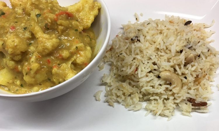 Blumenkohl mit Erdnuss Bananen Kokos Curry und Rosinen Cashew Reis