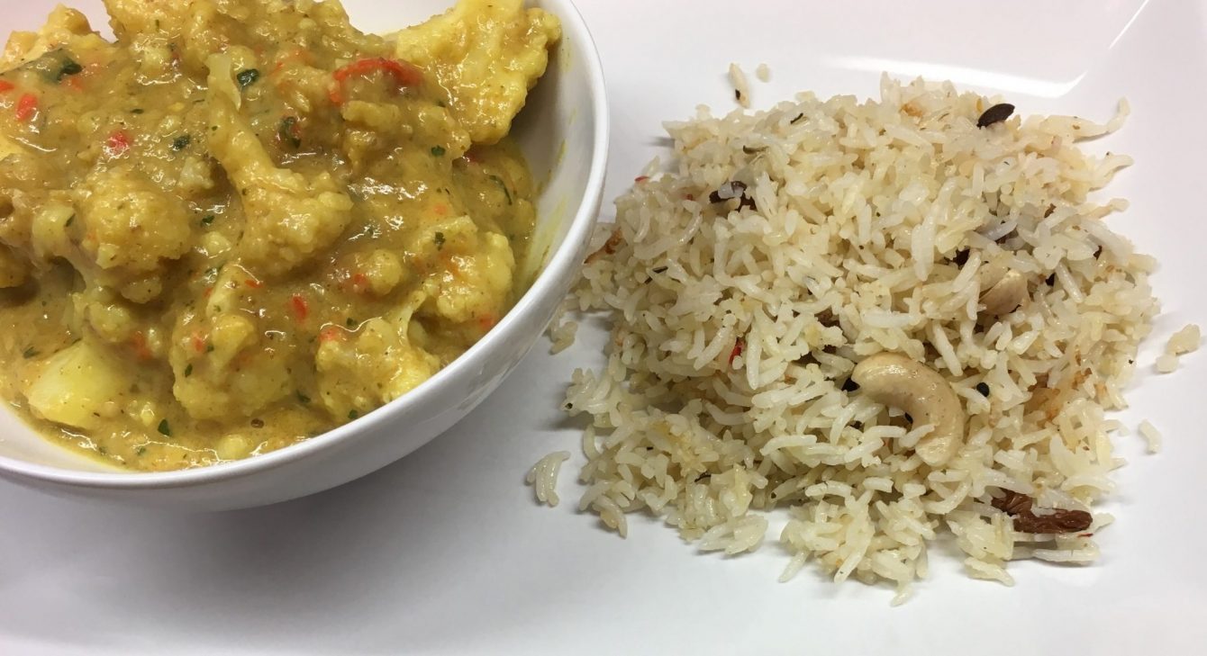 Blumenkohl mit Erdnuss Bananen Kokos Curry und Rosinen Cashew Reis