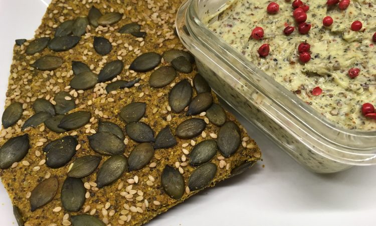 Avocado Süßkartoffel Rohkost Brot mit Kräuterbutter