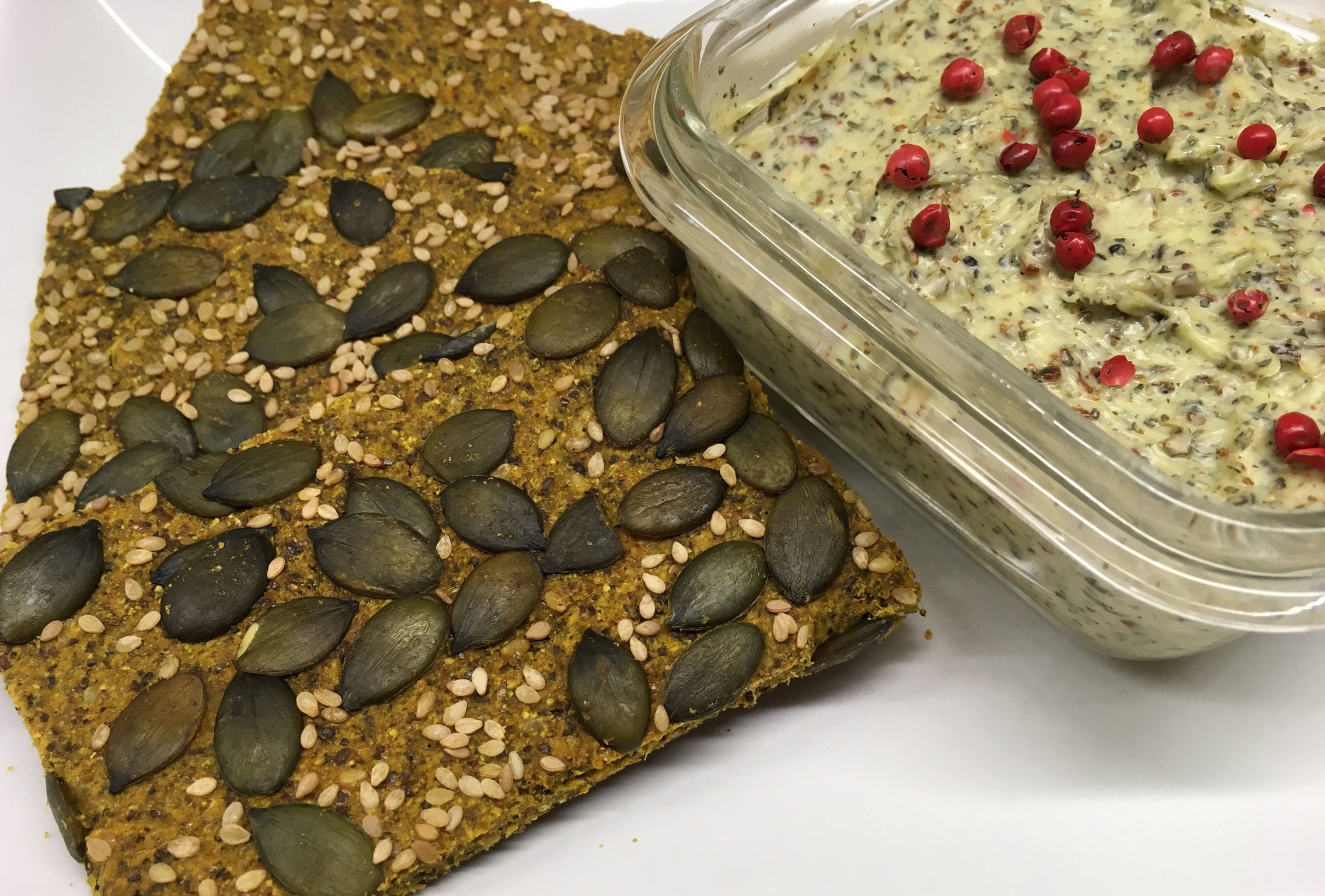 Avocado Süßkartoffel Rohkost Brot mit Kräuterbutter