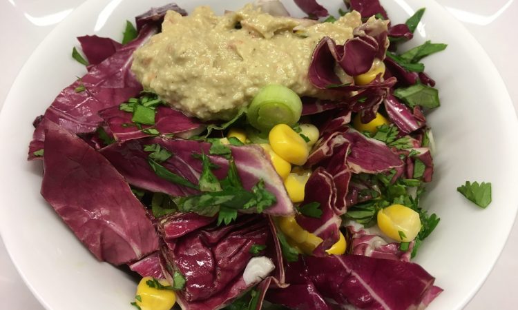 Grünkohl Radicchio Mais Salat mit Walnuss-Avocado-Chili Dressing