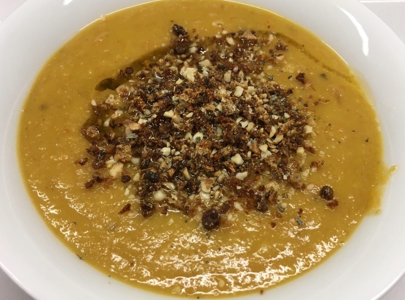 Rote Linsen Suppe mit Mandelmus, Chili, Orange und Haselnüssen