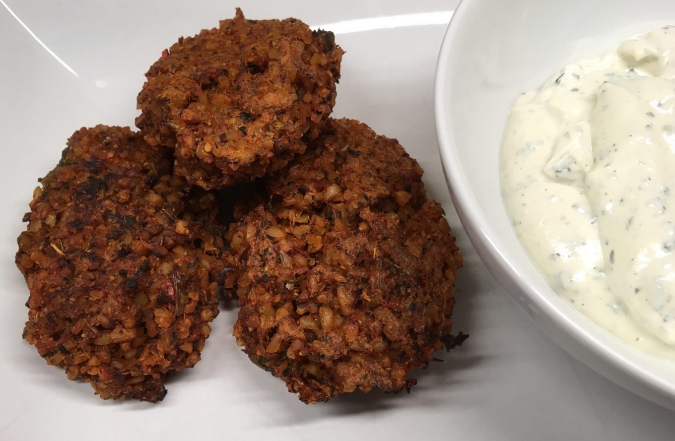 Bulgur Buletten mit Tahini Minz Dip