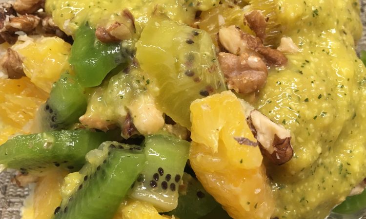 Kiwi Orangen Salat mit Walnüssen und Mango-Minz Dressing