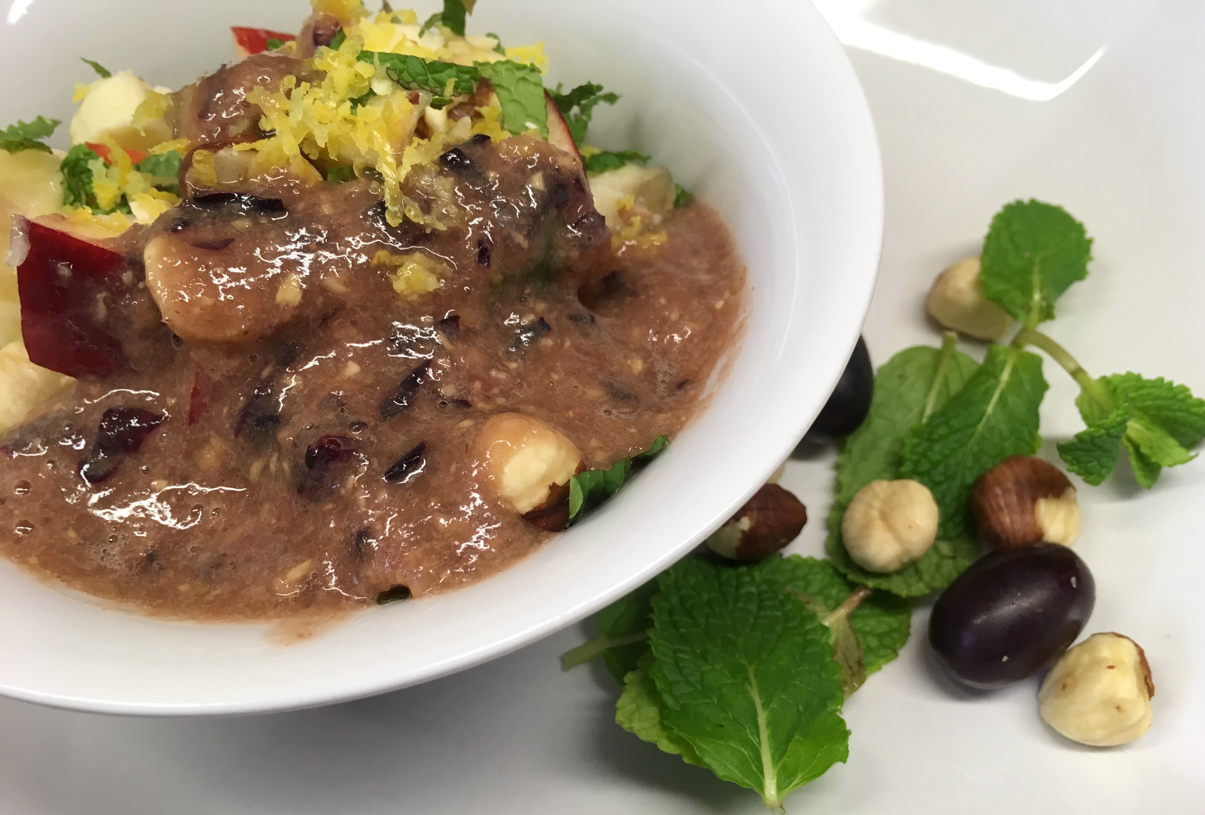 Apfel Bananen Haselnuss Salat mit Trauben-Bananen-Ingwer Püree und Zimt