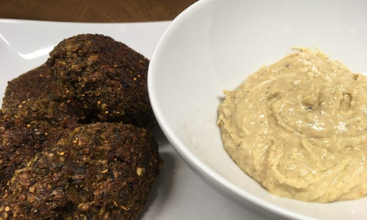 Quinoa Grünkohl Buletten mit Orangen Ingwer Tahini Dip