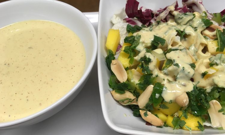 Chinakohl Radicchio Salat mit Mango und Erdnuss Orangen Curry Dressing