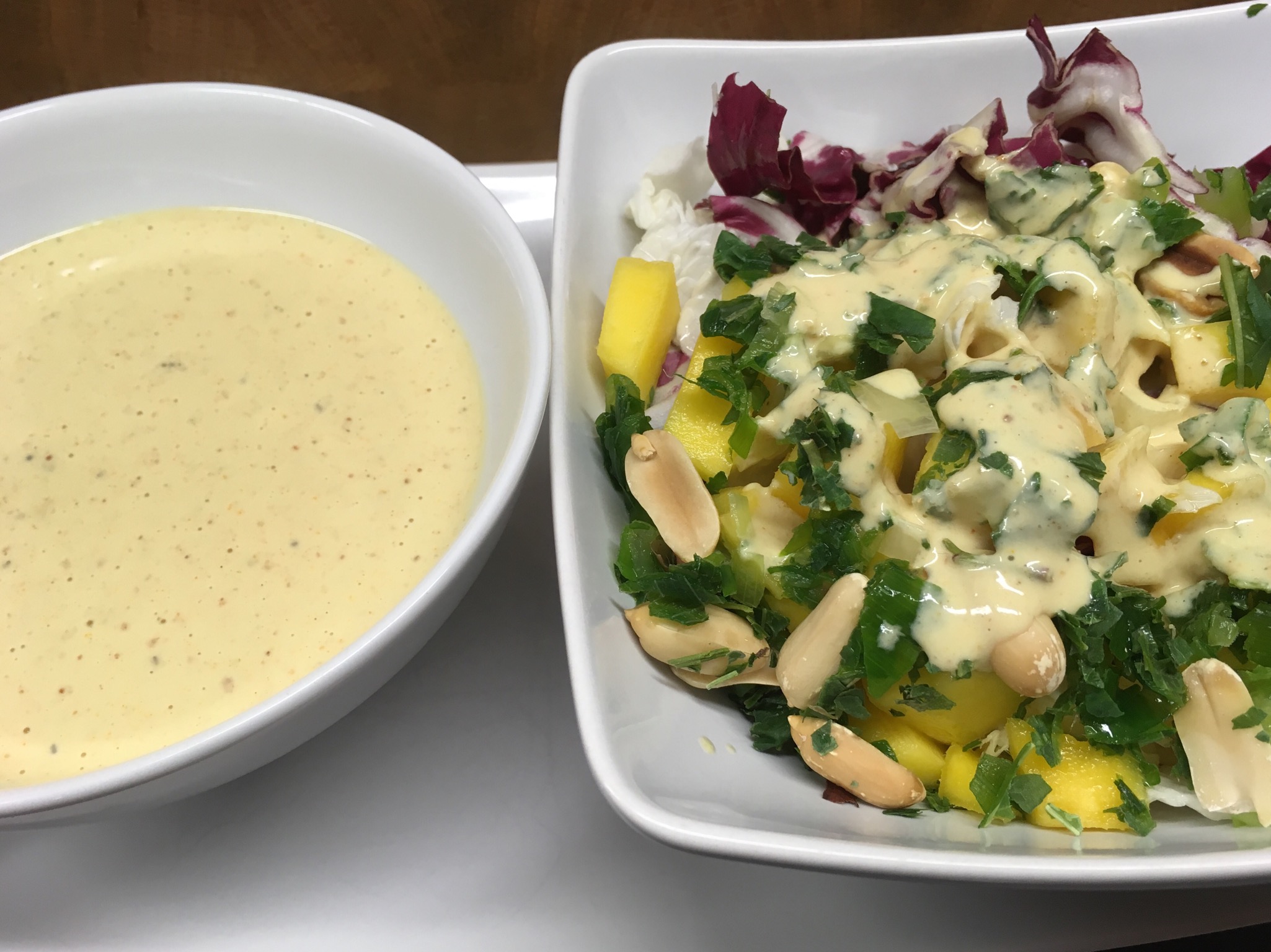 Chinakohl Radicchio Salat mit Mango und Erdnuss Orangen Curry Dressing