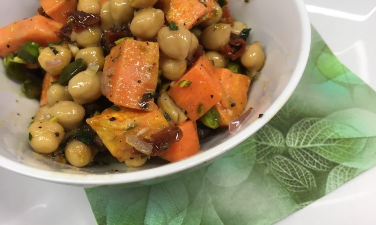 Süßkartoffel Salat mit Tomaten, Datteln und Cashew-Zitronen Dressing