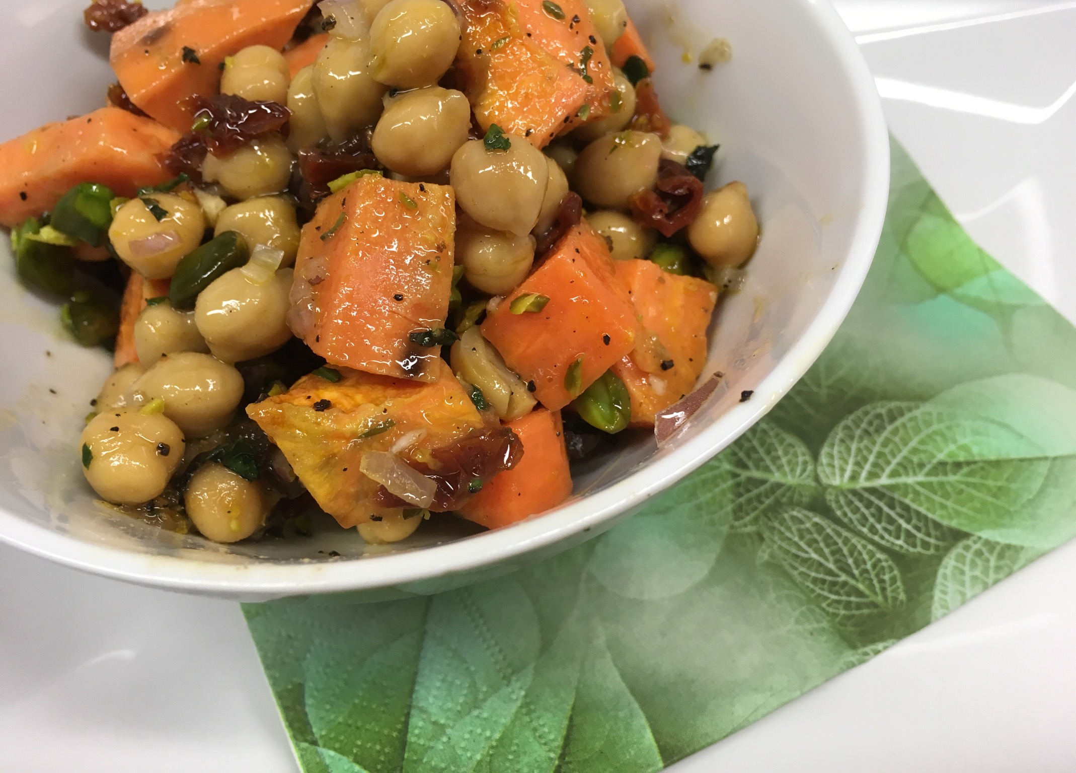 Süßkartoffel Salat mit Tomaten, Datteln und Cashew-Zitronen Dressing