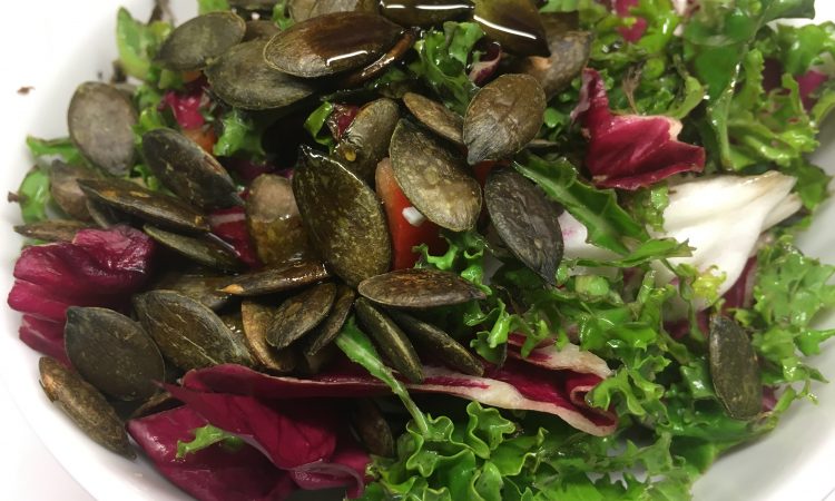 Grünkohl Radicchio Salat mit Paprika, Avocado und Kürbiskernen