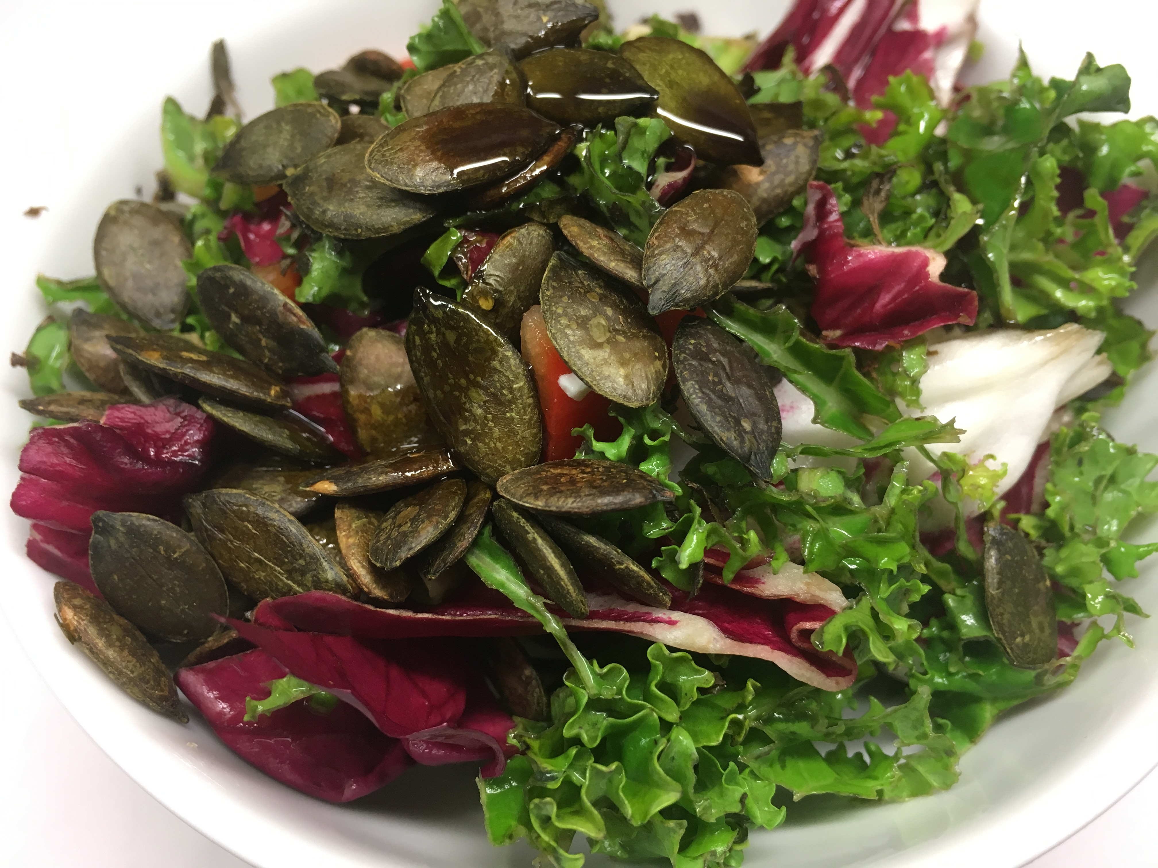 Grünkohl Radicchio Salat mit Paprika, Avocado und Kürbiskernen
