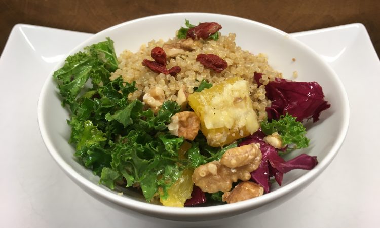 Grünkohl Salat mit geröstetem Quinoa, Orangen und Goji Beeren