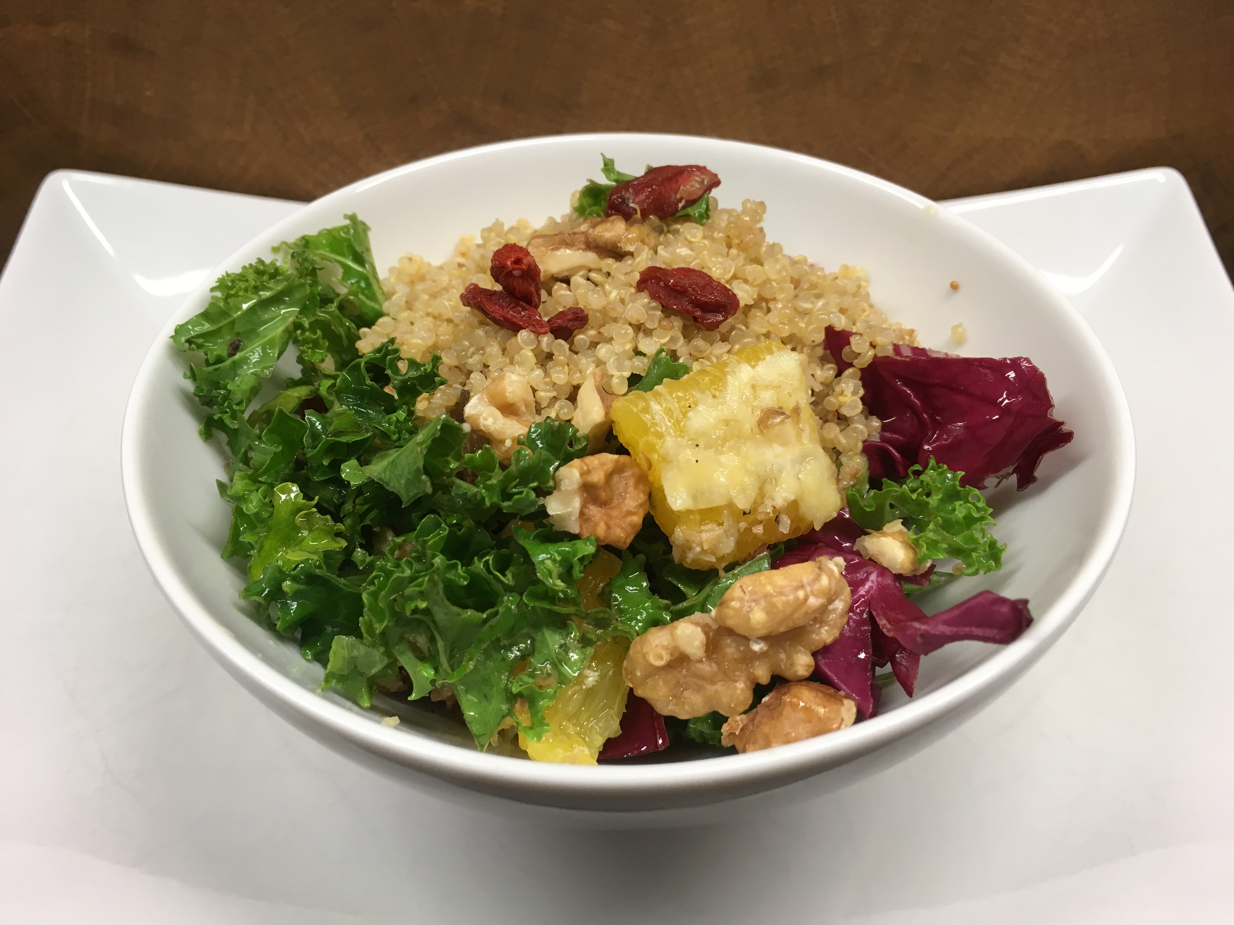 Grünkohl Salat mit geröstetem Quinoa, Orangen und Goji Beeren