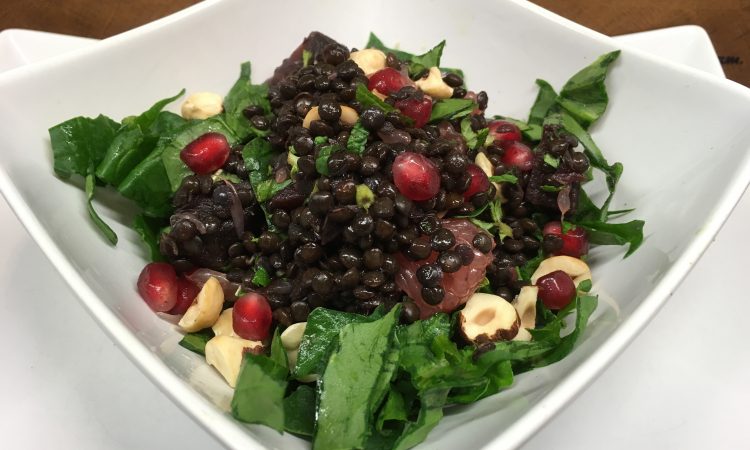 Linsen Salat mit gerösteten Rote Bete, Grapefruit, Spinat, Haselnüssen und Granatapfelkernen