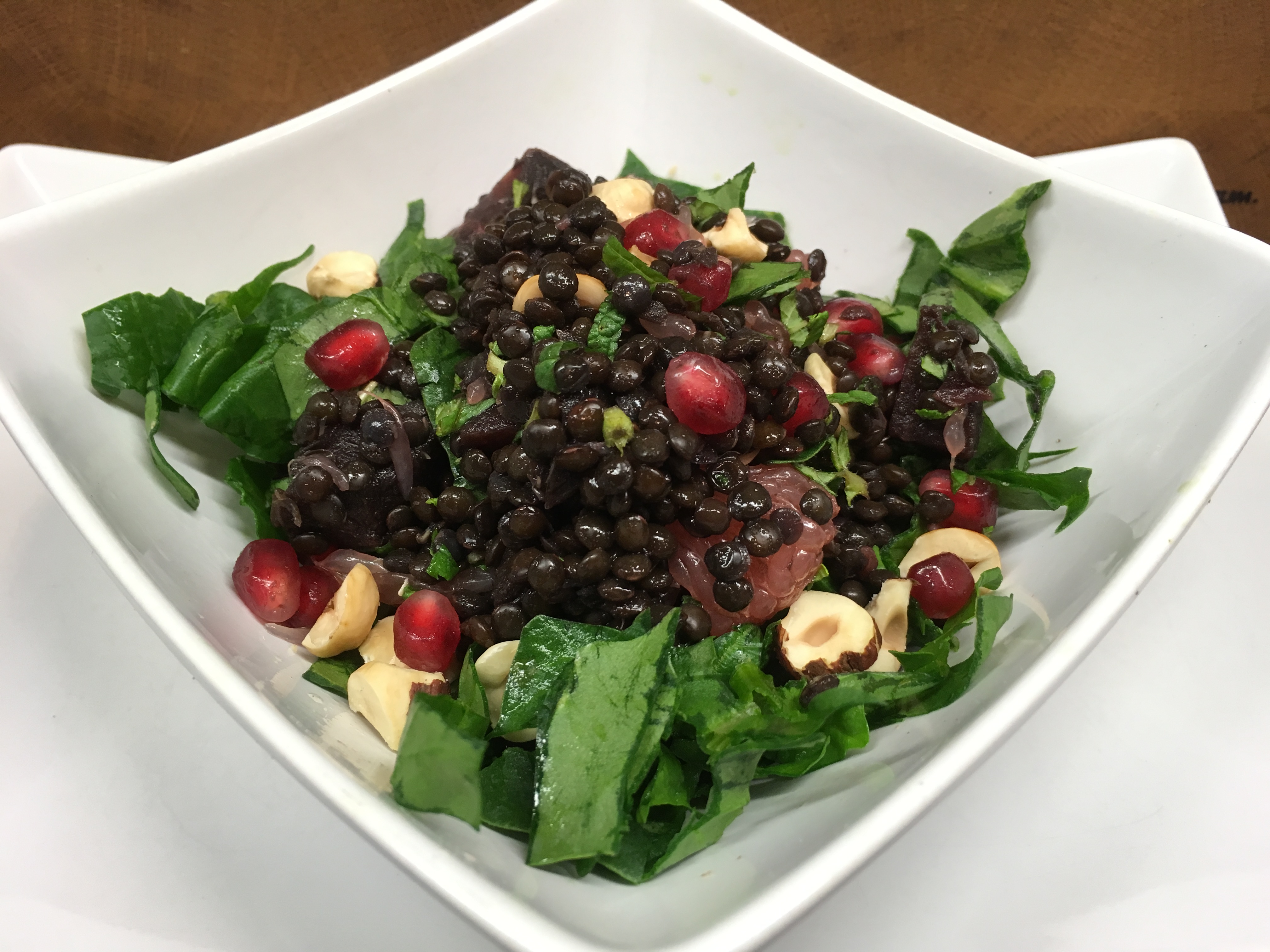 Linsen Salat mit gerösteten Rote Bete, Grapefruit, Spinat, Haselnüssen und Granatapfelkernen