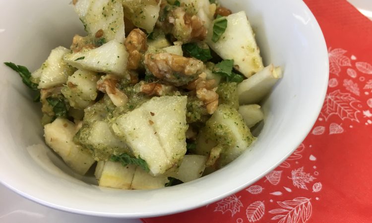 Birnen-Walnuss Salat mit Birnen-Ingwer-Zimt Dressing und frischer Minze