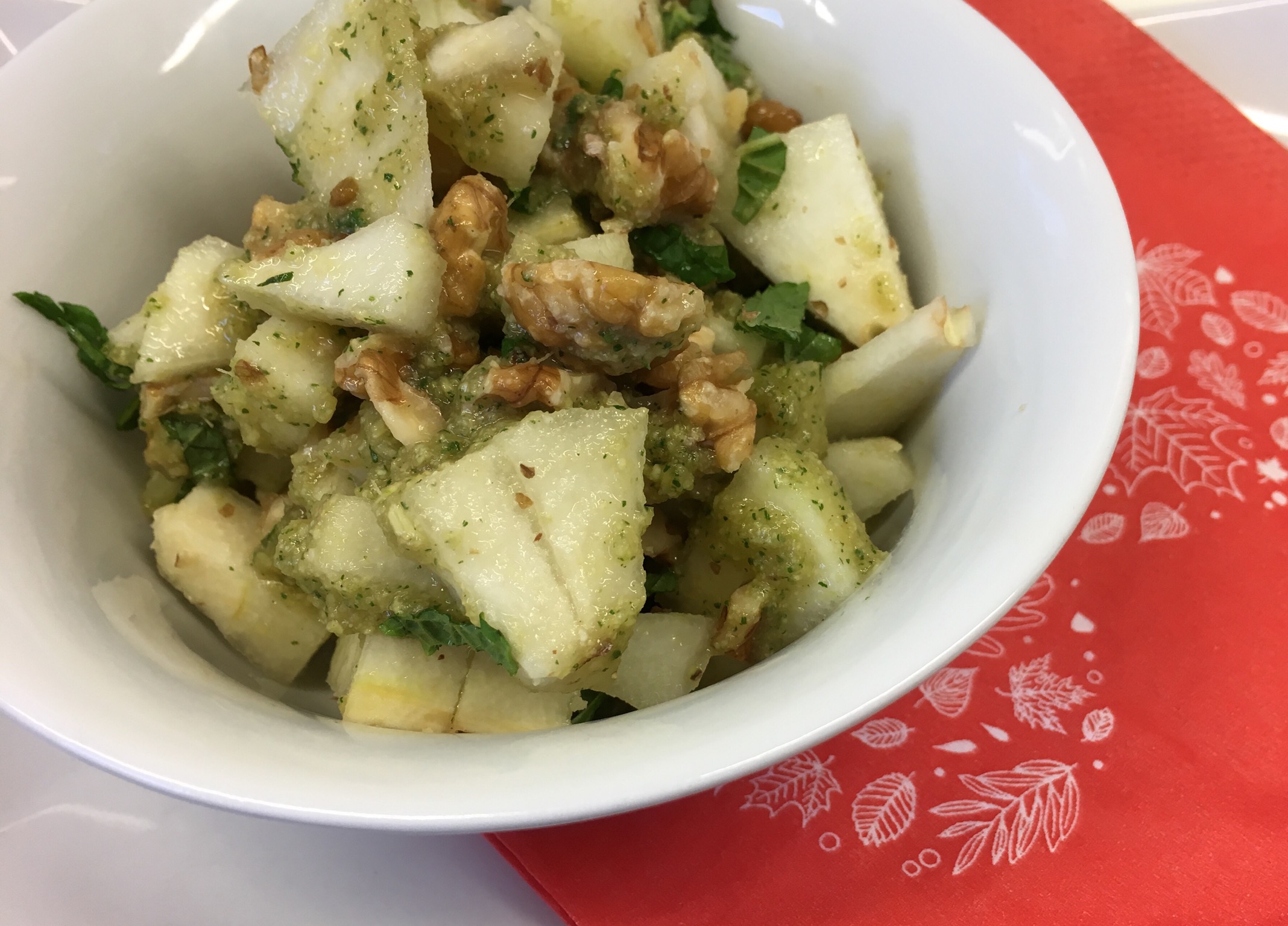 Birnen-Walnuss Salat mit Birnen-Ingwer-Zimt Dressing und frischer Minze