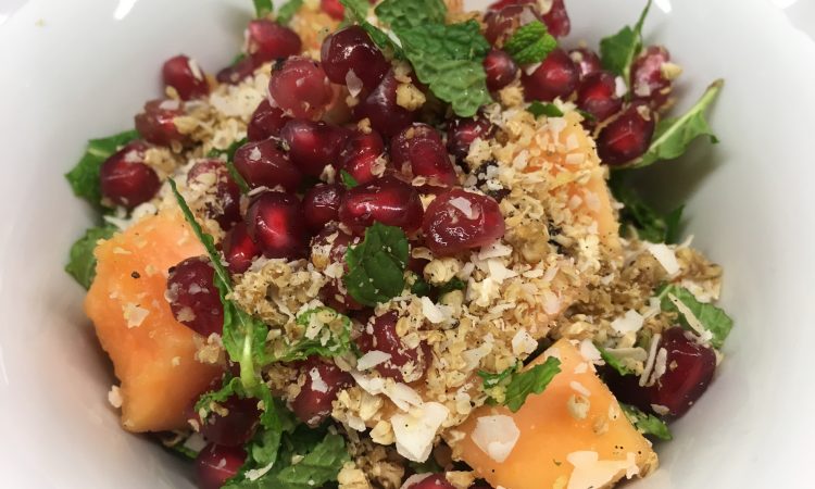 Maulbeer-Kokosnuss-Hanf Müsli mit Papaya und Granatapfel