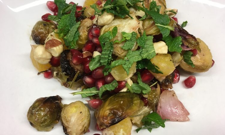 Gerösteter Rosenkohl mit Orangen, Haselnüssen und Granatapfelkernen