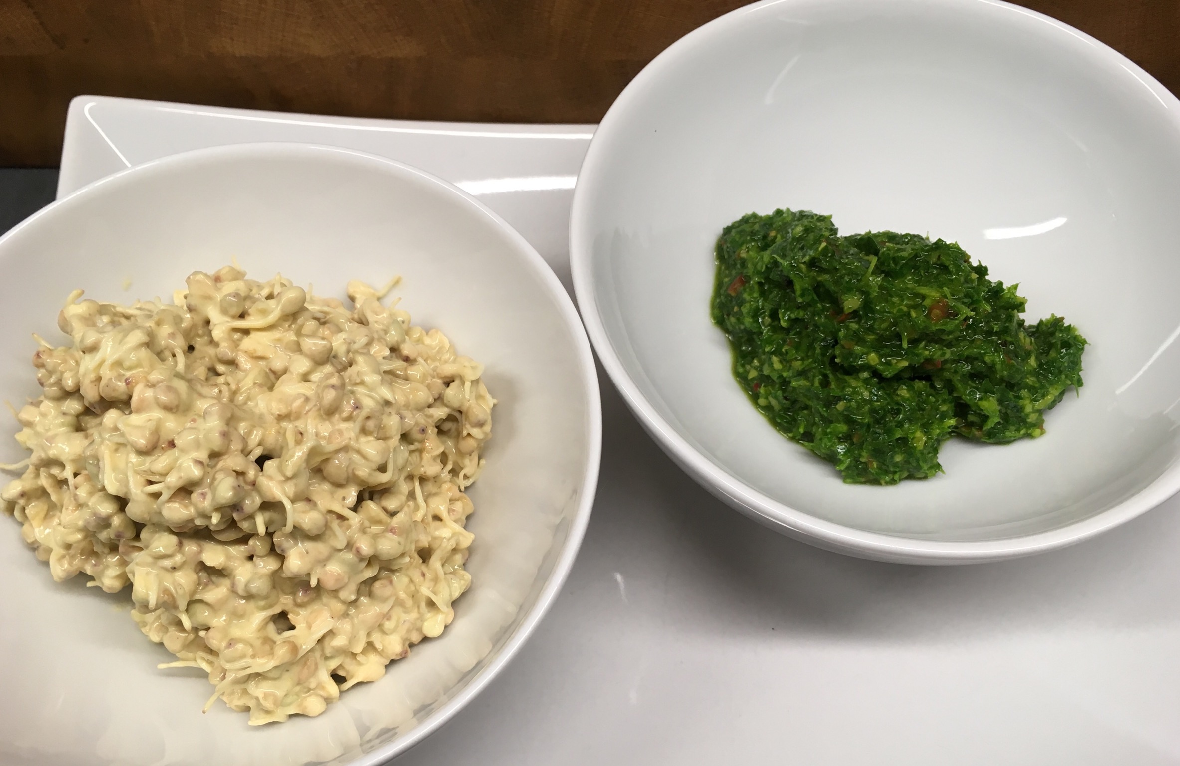 Rawsotto aus Buchweizen Sprossen mit Safran Tahini Dressing und Gremolata