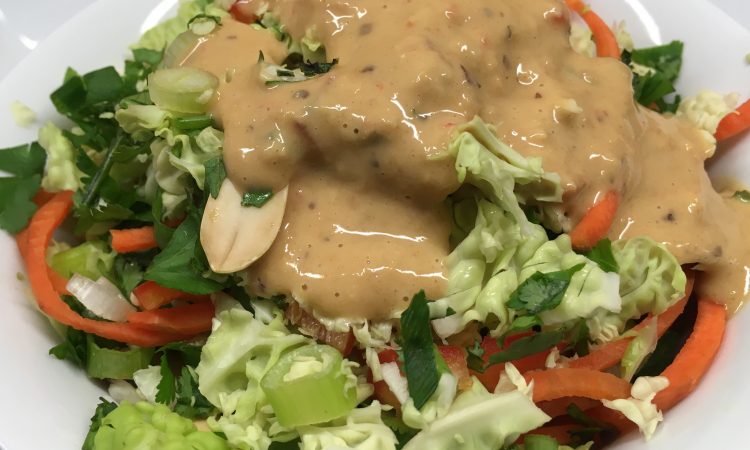 Wirsing Salat mit Paprika, Erdnüssen und Zitronen Chili Dressing