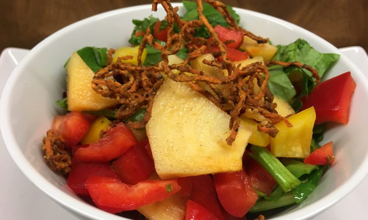 Kaki Paprika Salat mit knusprigen Süßkartoffel Spiralen