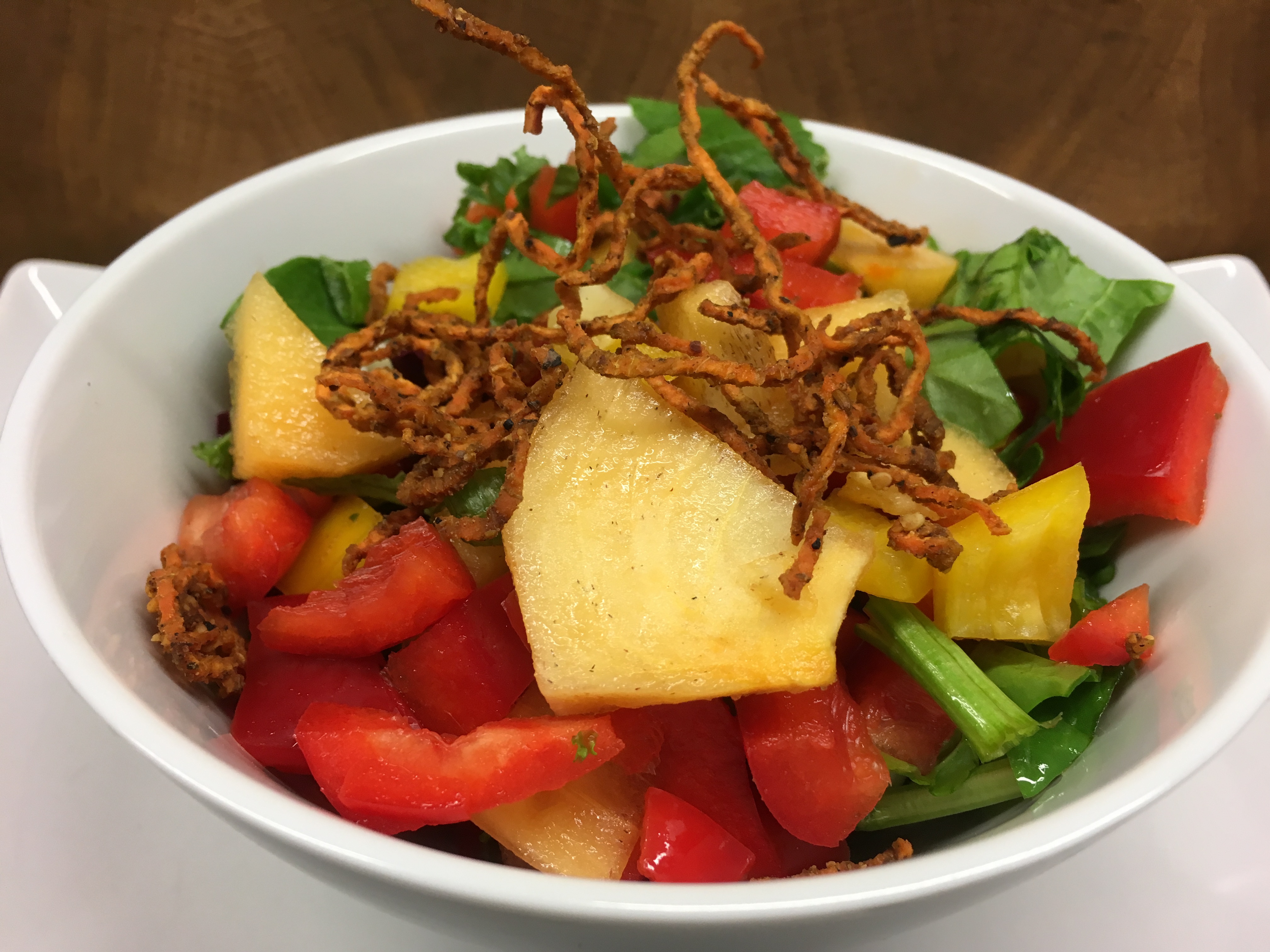 Kaki Paprika Salat mit knusprigen Süßkartoffel Spiralen