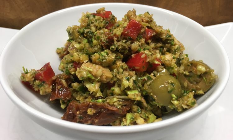 Mediterraner Brokkoli Salat mit Tomaten, Oliven und Kapern