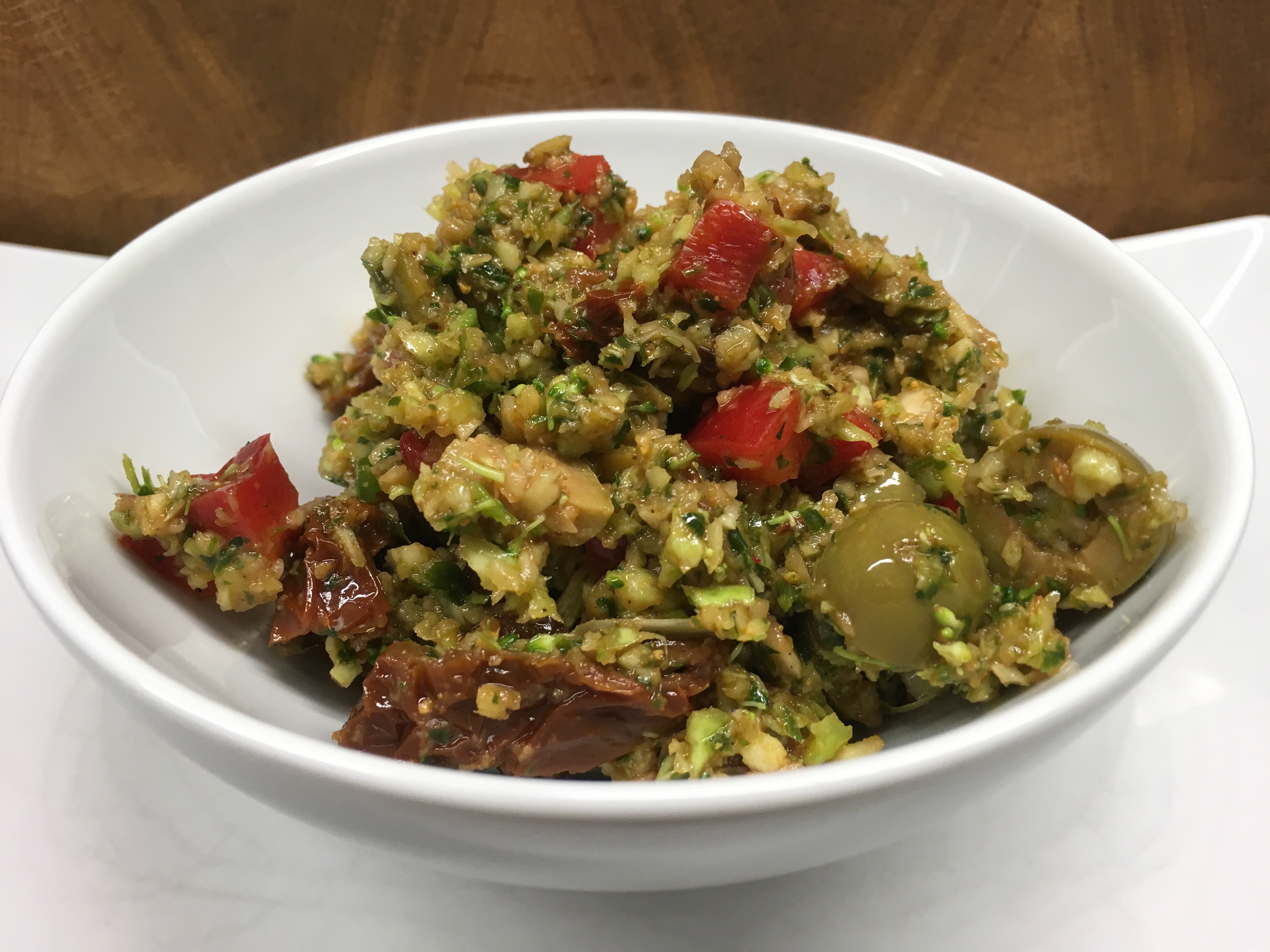 Mediterraner Brokkoli Salat mit Tomaten, Oliven und Kapern