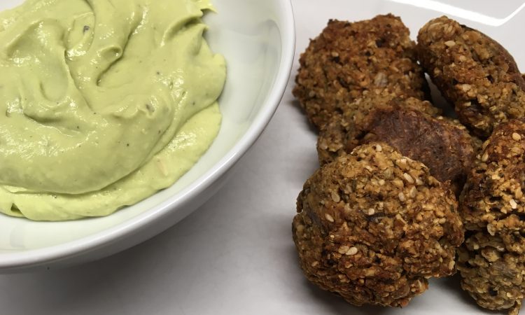 Kohlrabi Falafel mit Avocado Tahini