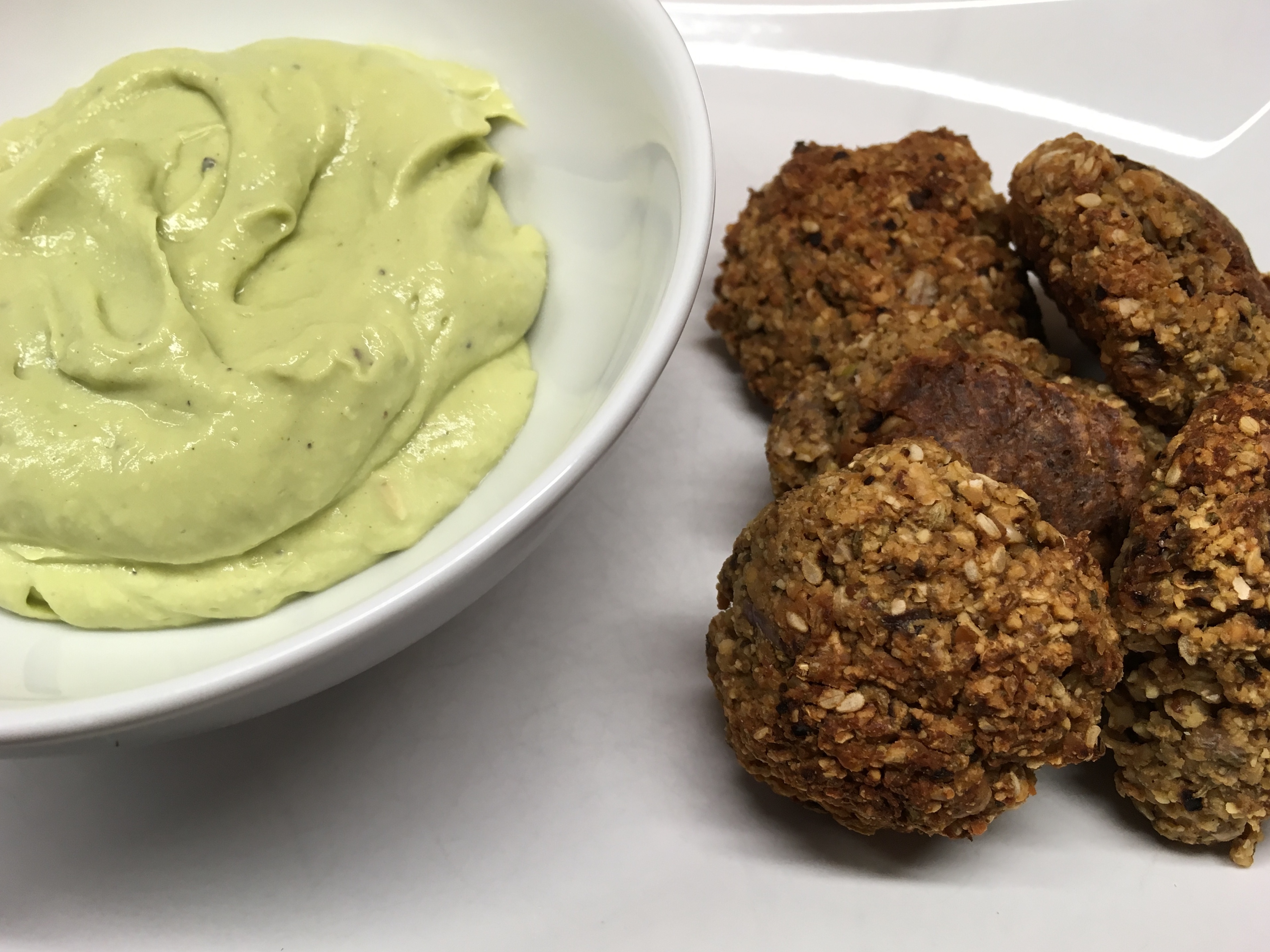 Kohlrabi Falafel mit Avocado Tahini
