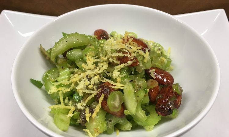 Sellerie Salat mit Datteln und Mandeln