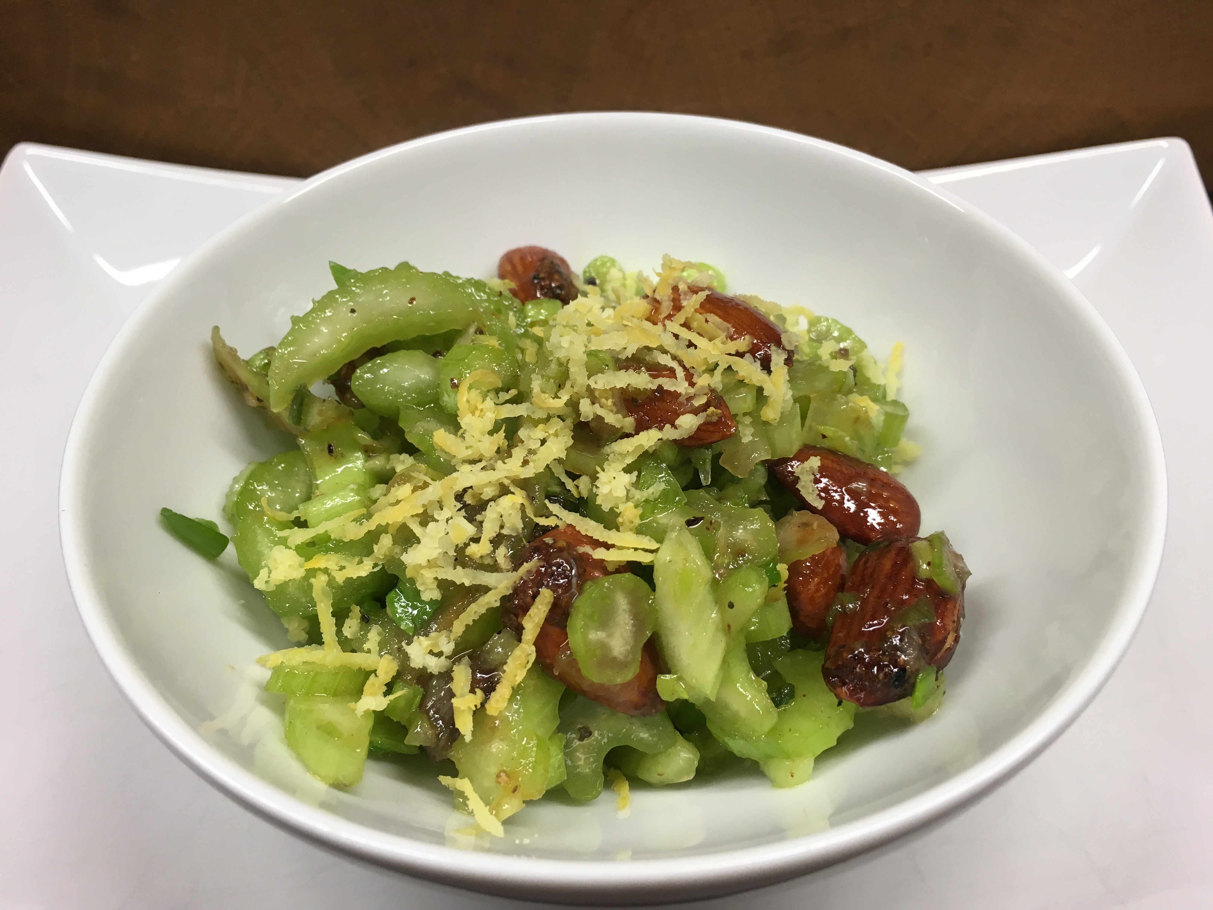 Sellerie Salat mit Datteln und Mandeln