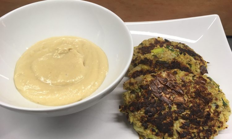 Kohlrabi Lauch Puffer mit Mandel Hummus