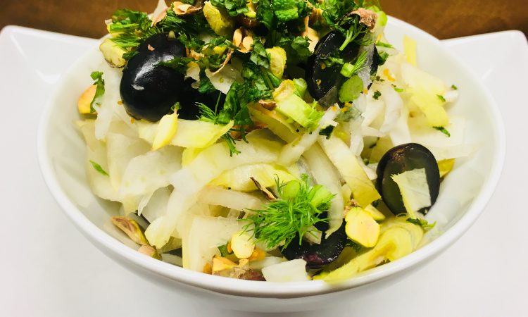 Fenchel Trauben Salat mit Chicorée und Pistazien