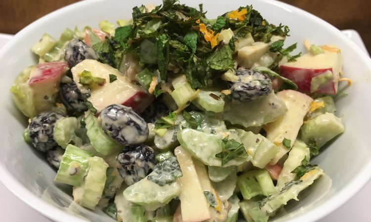 Waldorf Salat mit Sellerie, Apfel, Trauben und Walnüssen