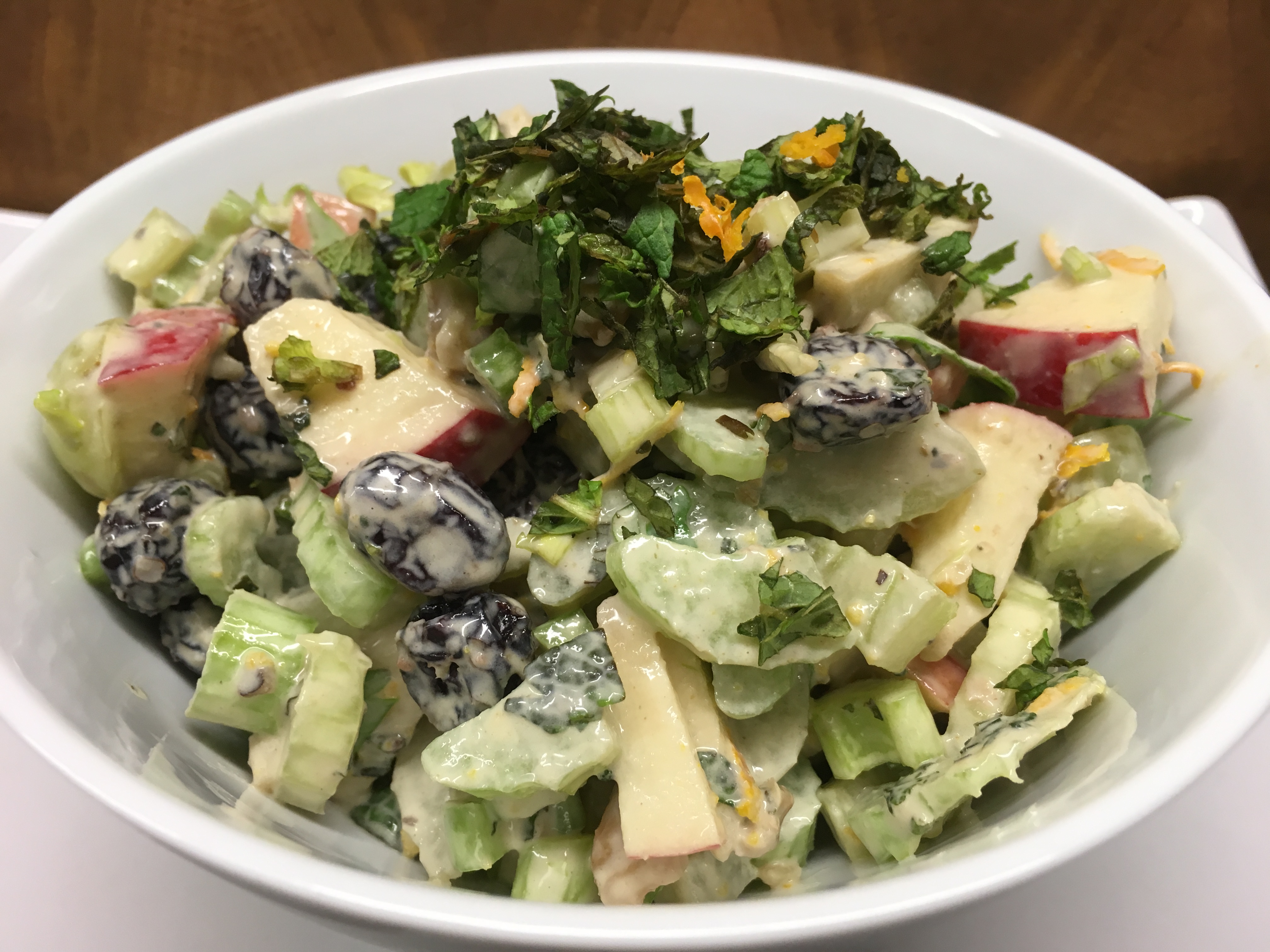 Waldorf Salat mit Sellerie, Apfel, Trauben und Walnüssen