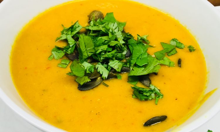 Kürbissuppe mit Orangen und Chilifäden