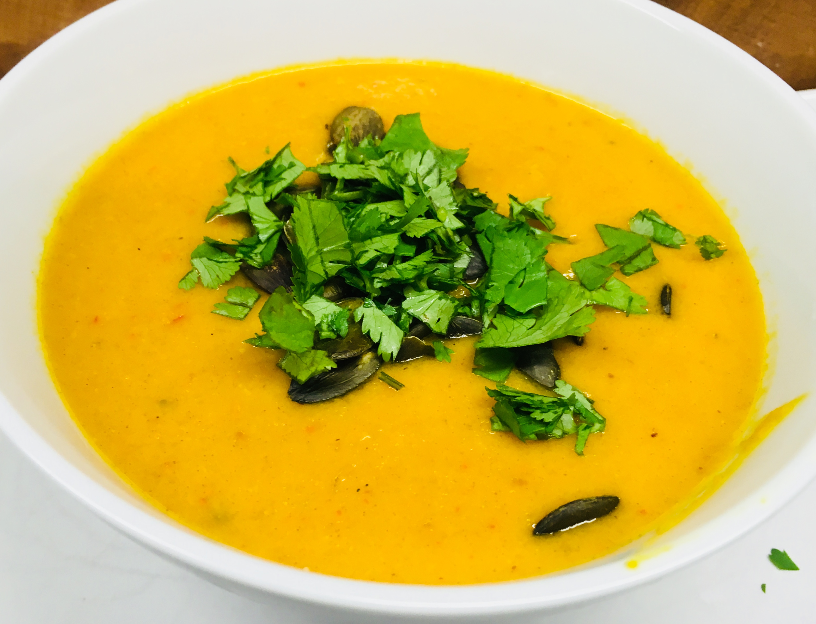 Kürbis Suppe mit Süßkartoffel, Paprika, Orange, Mango, Avocado und Cashews