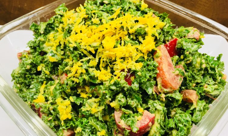Grünkohl Salat mit Paprika, Avocado, Sesam und Tamari Ingwer Tahini Dressing