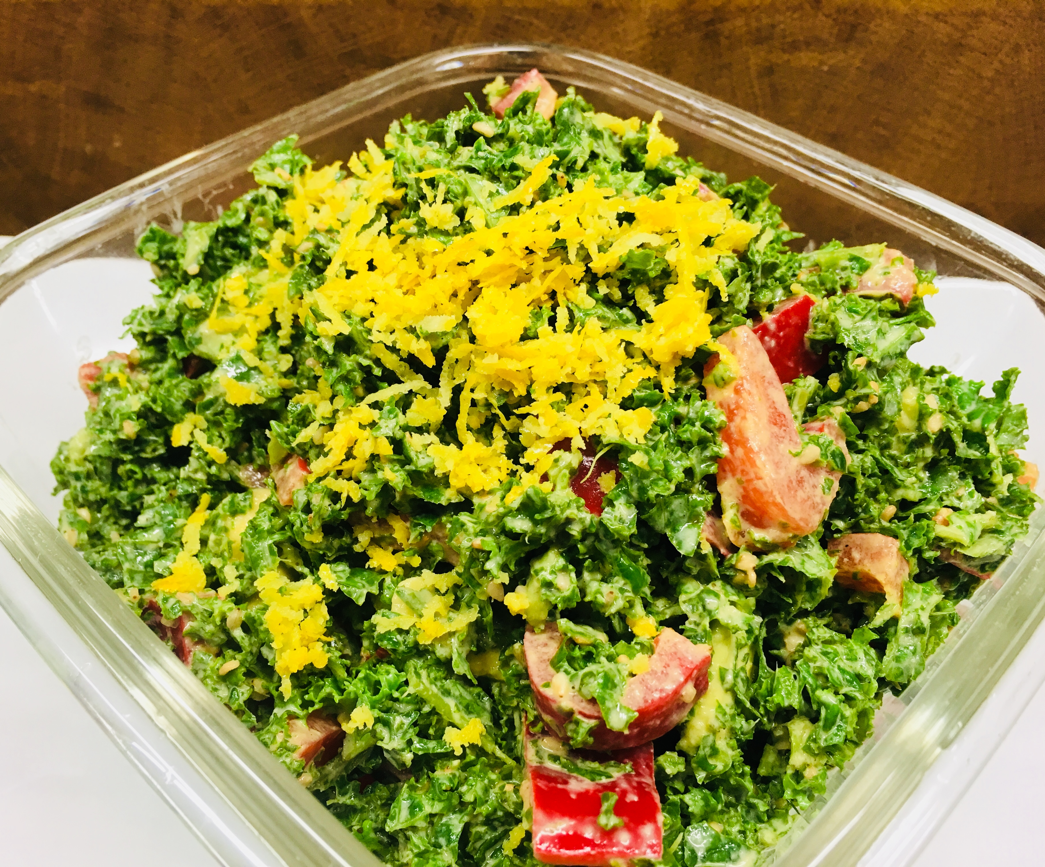 Grünkohl Salat mit Paprika, Avocado, Sesam und Tamari Ingwer Tahini Dressing