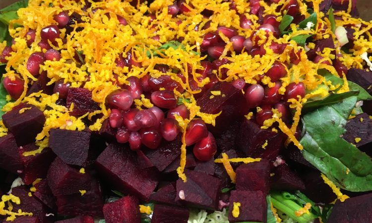 Spinat Salat mit Rote Bete, Avocado, Granatapfelkernen und Sonnenblumenkernen