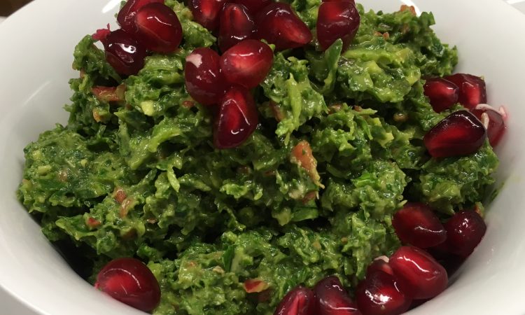 Grünkohl Guacamole mit Granatapfelkernen