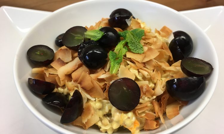 Buchweizen Sprossen mit Banane, Trauben und Safran Orangen Tahini