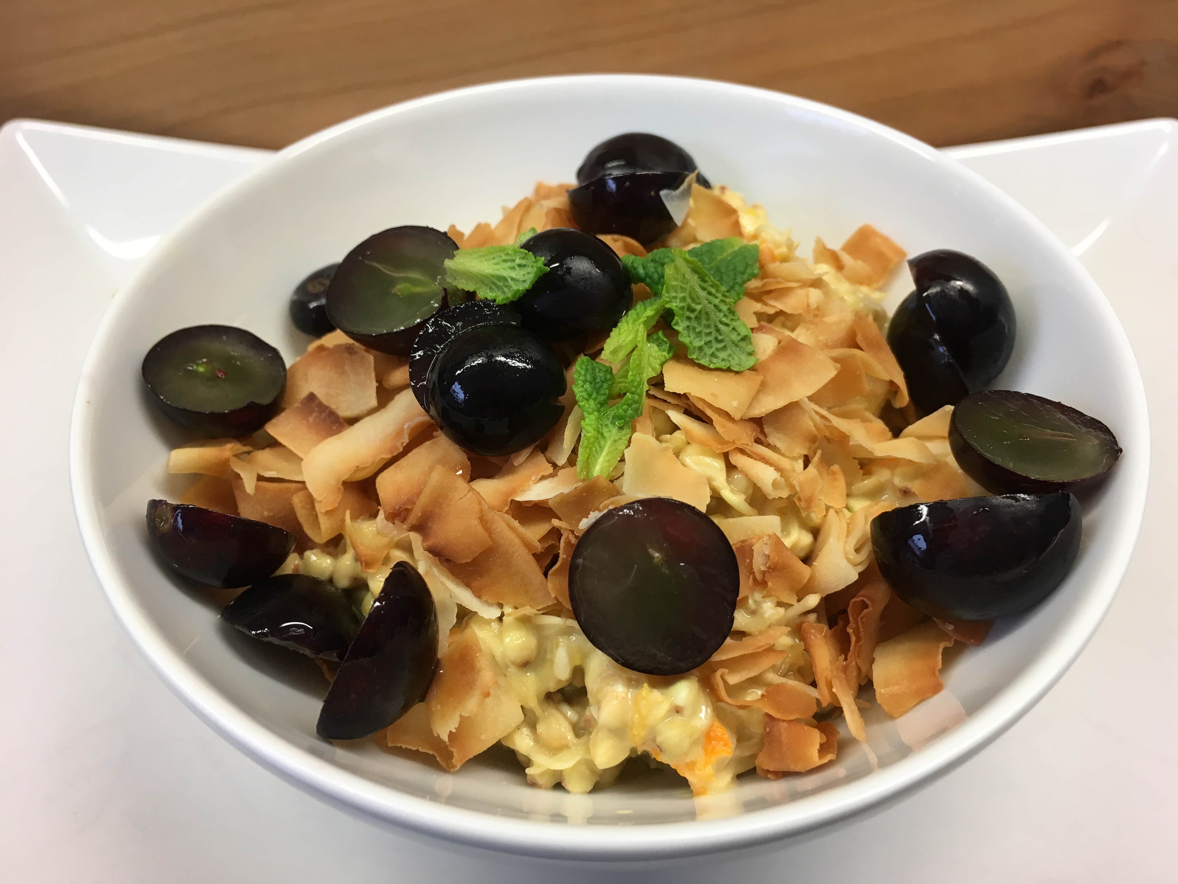 Buchweizen Sprossen mit Banane, Trauben und Safran Orangen Tahini