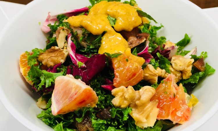 Grünkohl Salat mit Aprikosen und Walnüssen und Aprikosen Ingwer Dressing
