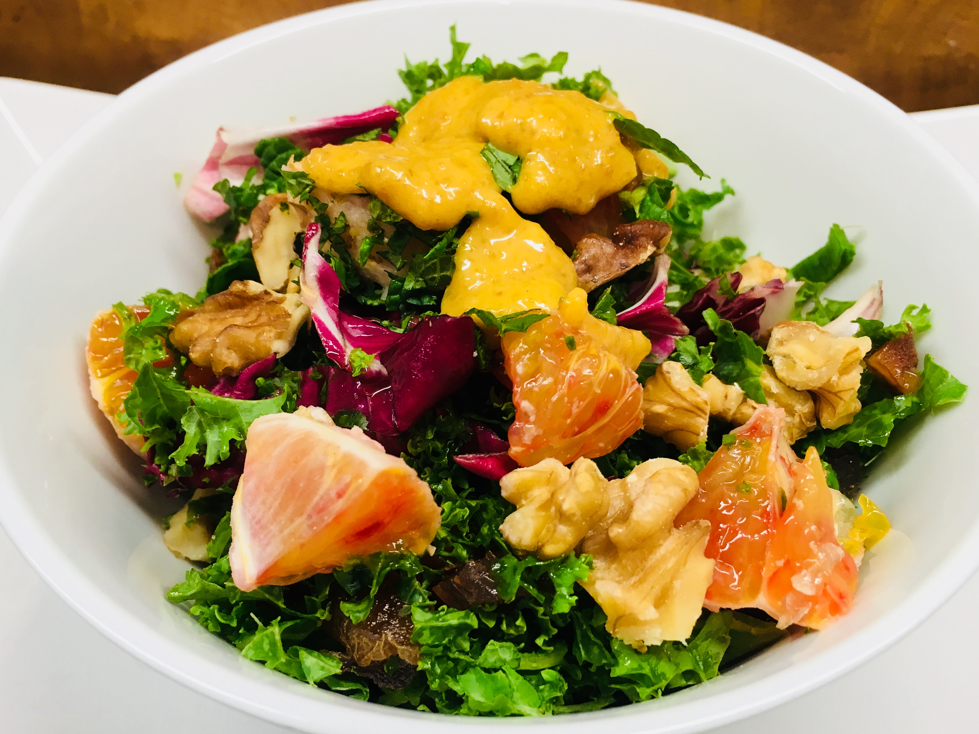 Grünkohl Salat mit Aprikosen und Walnüssen und Aprikosen Ingwer Dressing