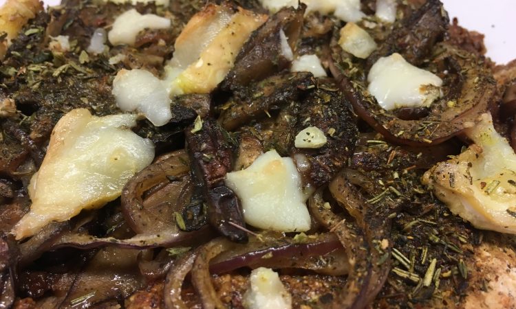 Pizza Fladen mit Tomatenpesto und marinierten Champignon